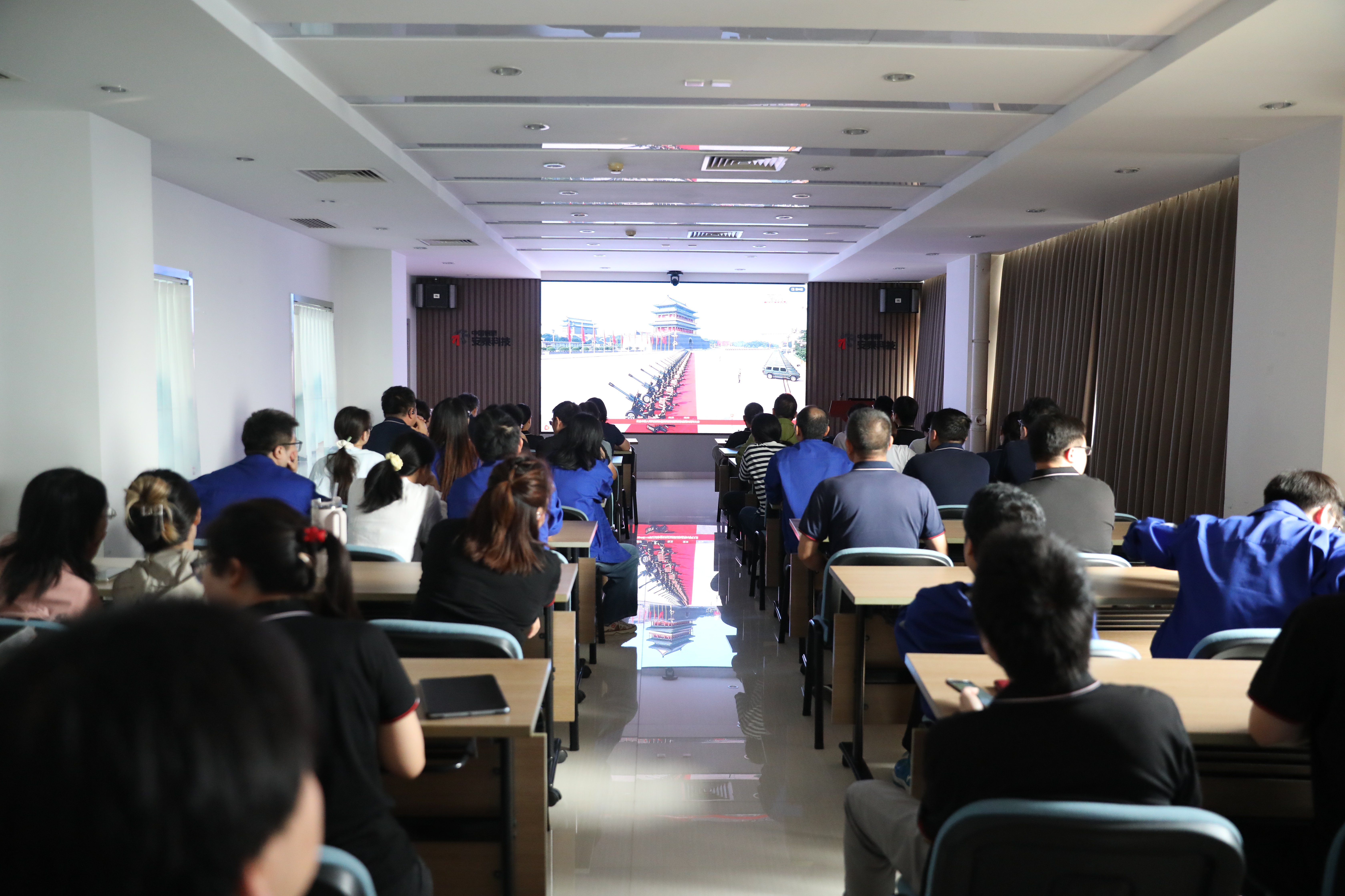 安泰非晶黨總支觀(guān)看閱兵式------.jpg 安泰非晶黨總支觀(guān)看閱兵式------.jpg